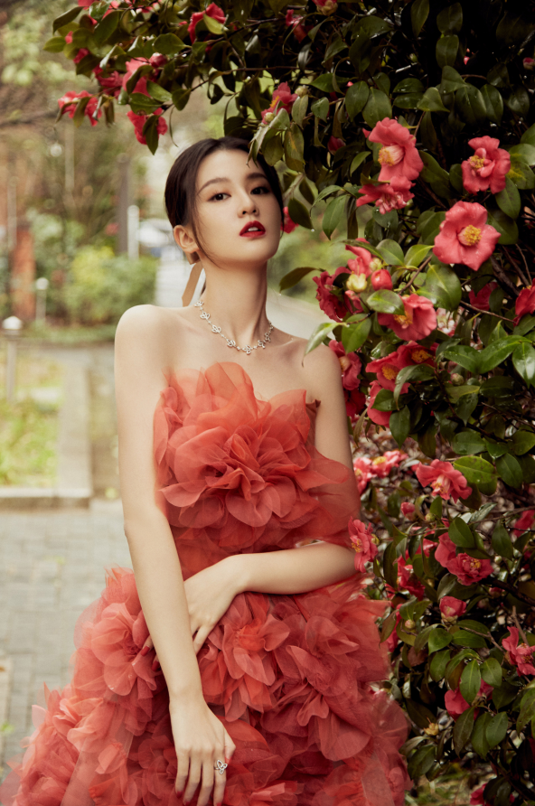 乔欣穿抹胸裙大秀美背 烈焰红唇性感妩媚