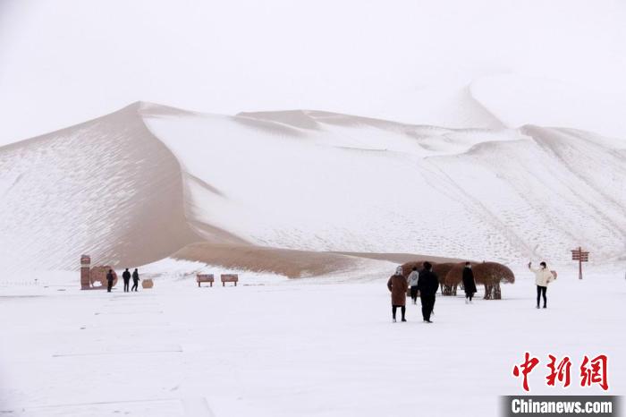 敦煌大漠披银装沙雪交融似一幅水墨山水画