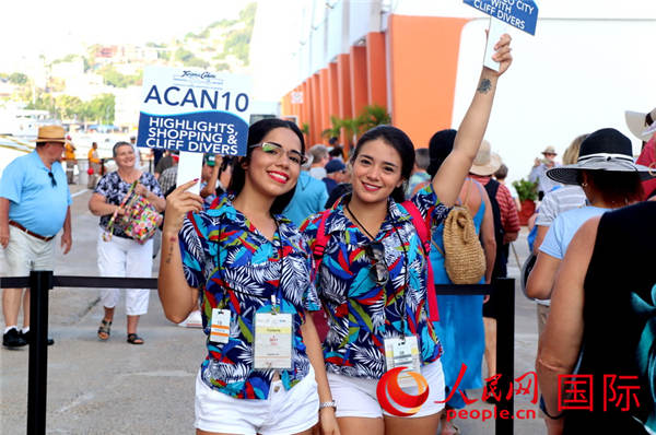 在邮轮码头迎接游客的地方导游 于世文 摄