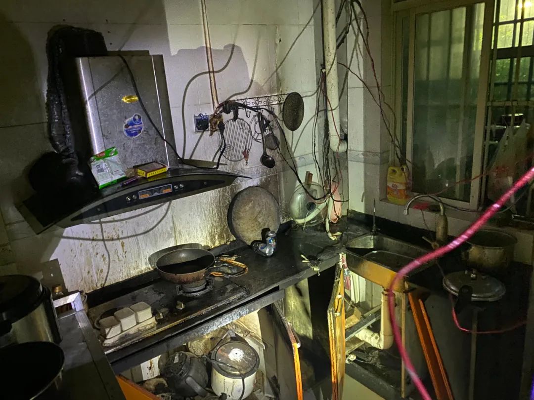 炒菜炒到一半煤气罐"着"了,厨房"烧"了