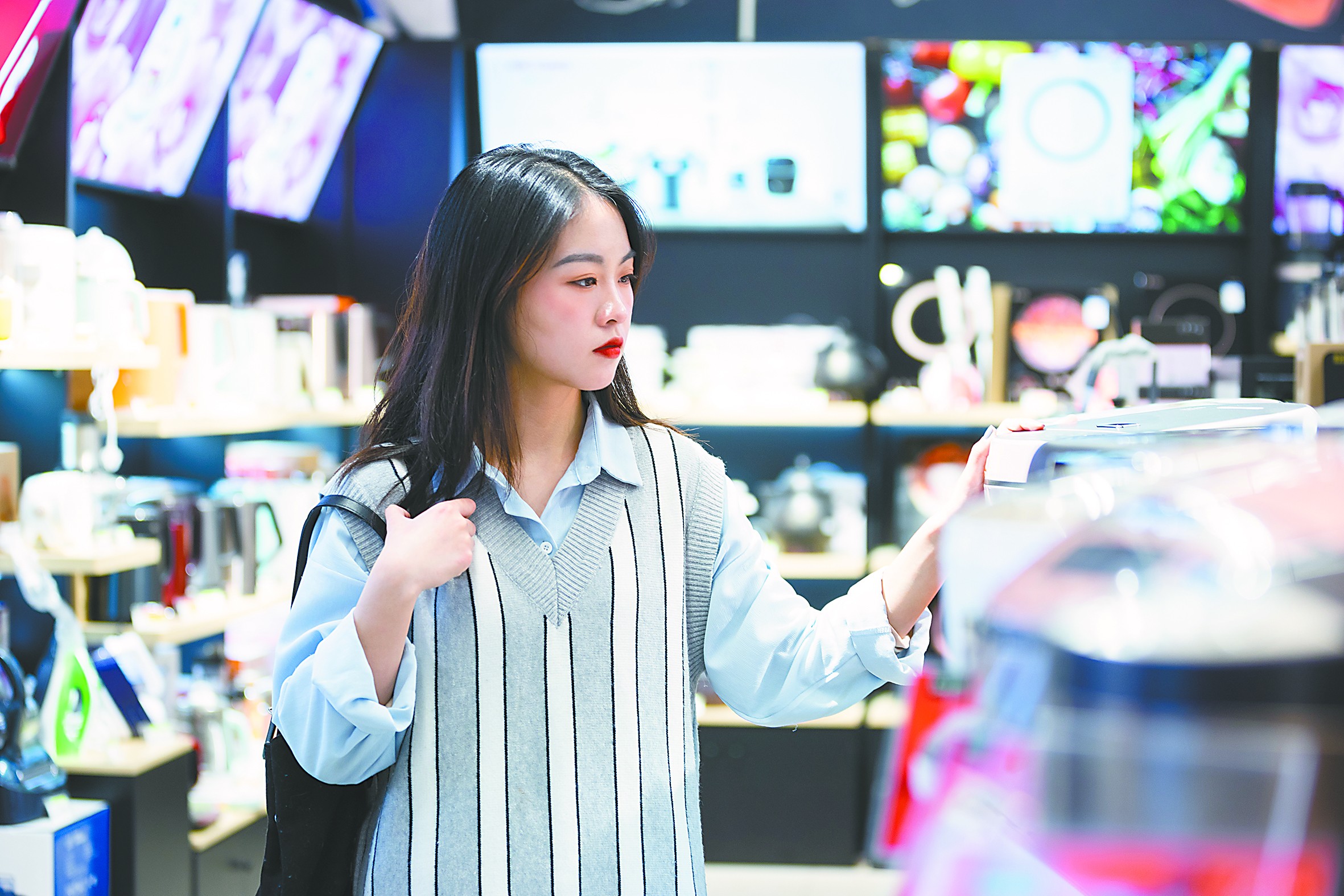 年轻人正在选购迷你家电.(视觉中国)