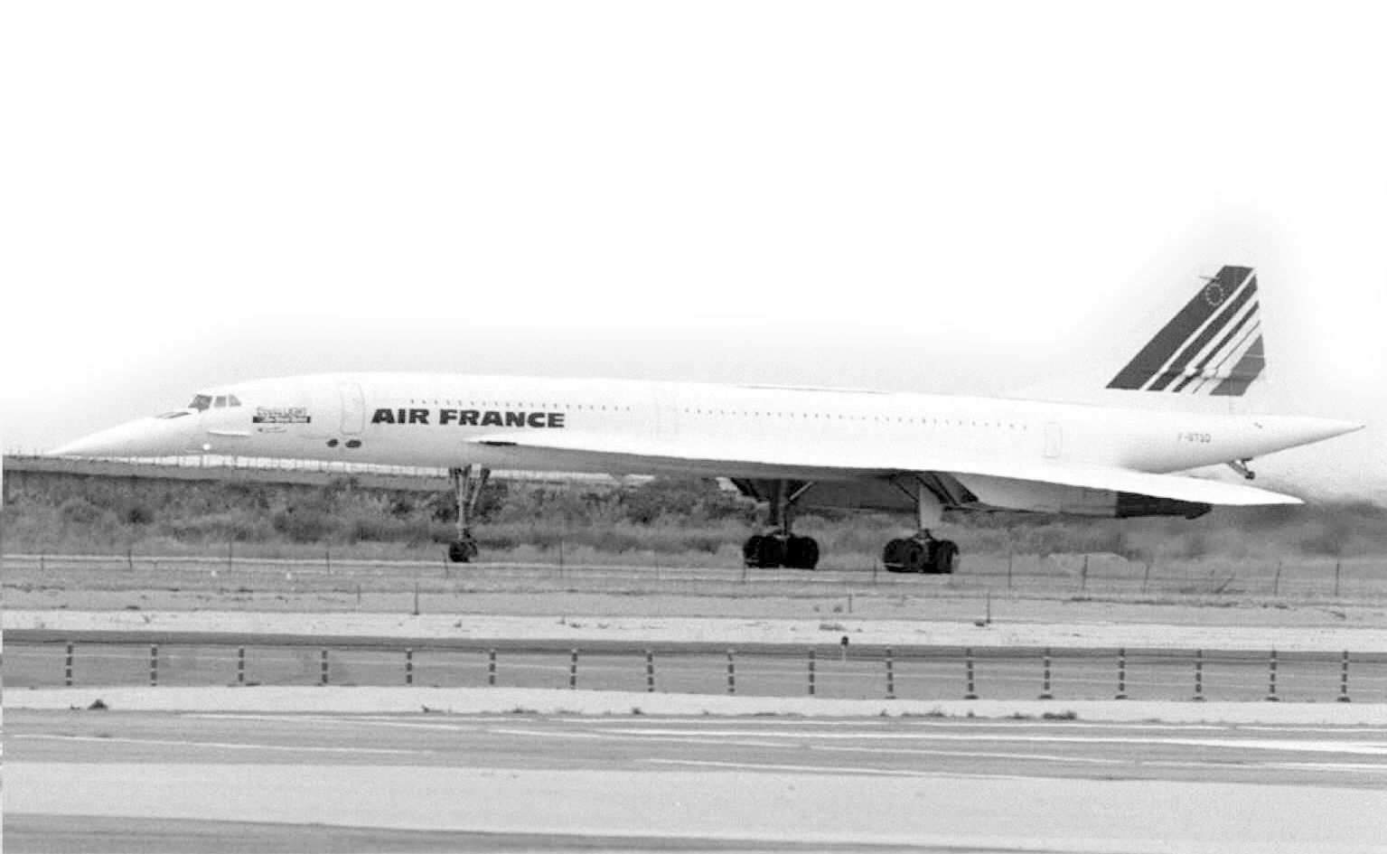 1995年,协和式飞机在美国纽约的机场跑道上滑行