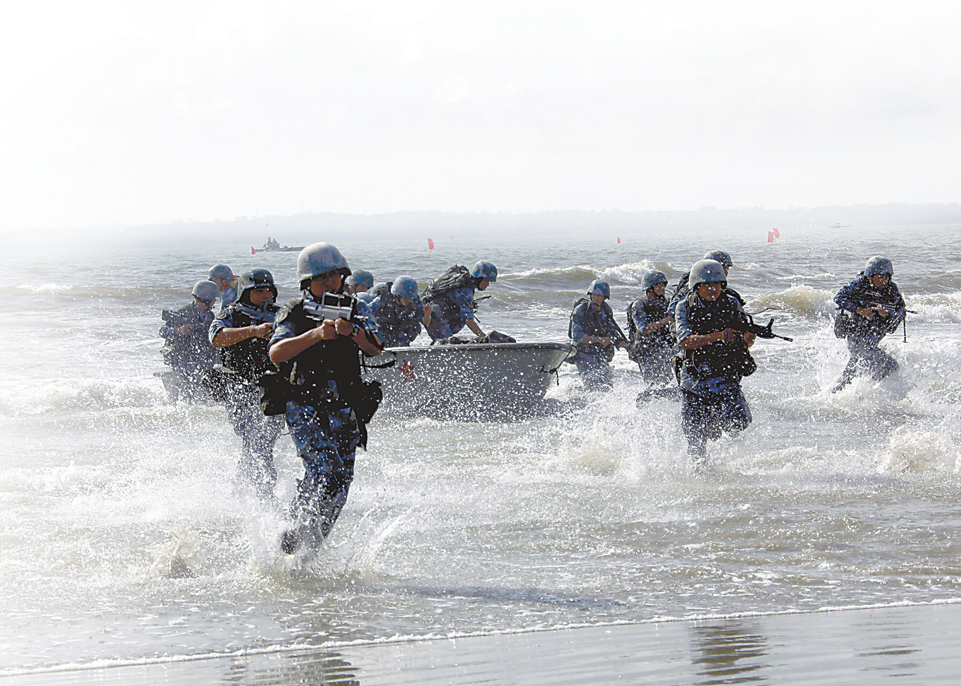 中国海军陆战队员演练抢滩登陆。  黄曦  摄