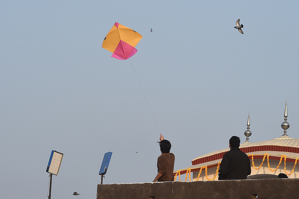 2月6日,巴基斯坦拉合尔,民众在为期三天的庆祝活动期间从屋顶放风筝。(视觉中国)