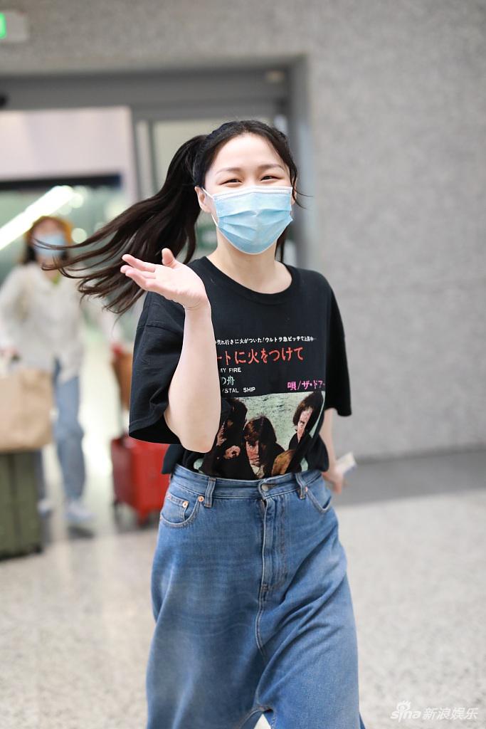 金靖扎双马尾少女感满分笑眼弯弯心情好