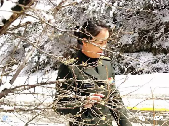 记者刘小渡在去深山哨所采访的路上。