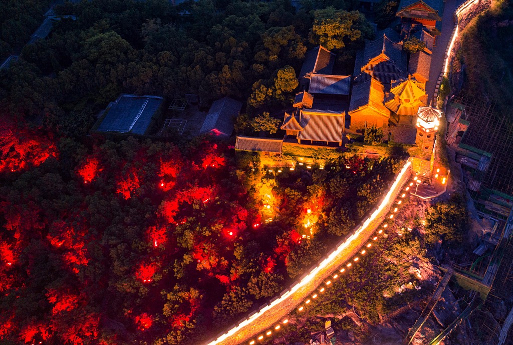 2021年6月8日晚，用无人机航拍山东烟台市蓬莱阁景区的夜景。蓬莱阁位于山东省烟台市蓬莱区，是一处凝聚着中国古代劳动人民智慧和艺术结晶的古建群。蓬莱阁的主体建筑建于宋朝嘉佑六年(1061年)，素以