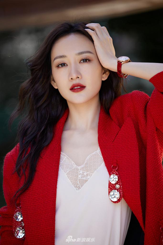 王鸥身着红色西服套装 展现优雅气质!