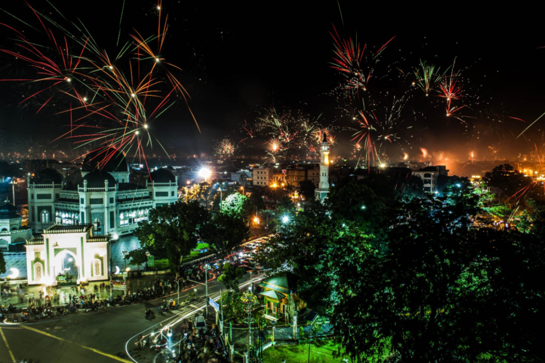 ▲ 2022年1月1日，新年烟花在印尼棉兰绽放。