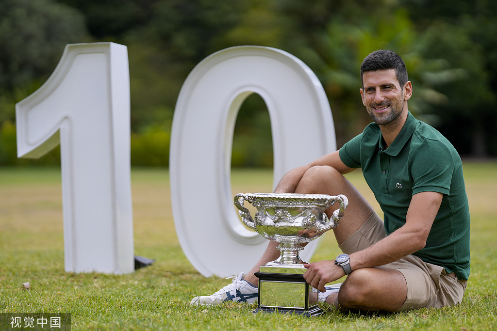 澳网男单冠军德约科维奇拍摄冠军写真 （视觉中国）