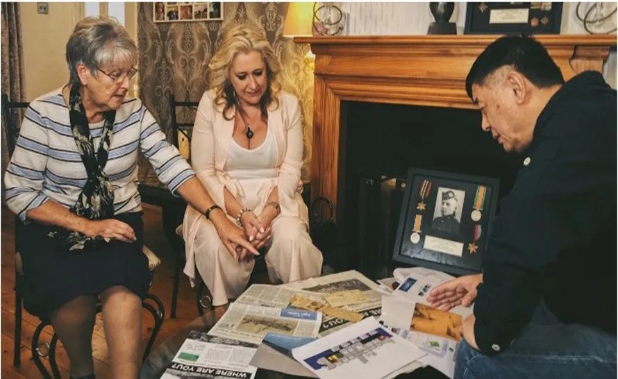 Jean Clements和Kathleen Birch，两位分别是片中空墓的Kenneth Hodkinson的侄女和表妹。