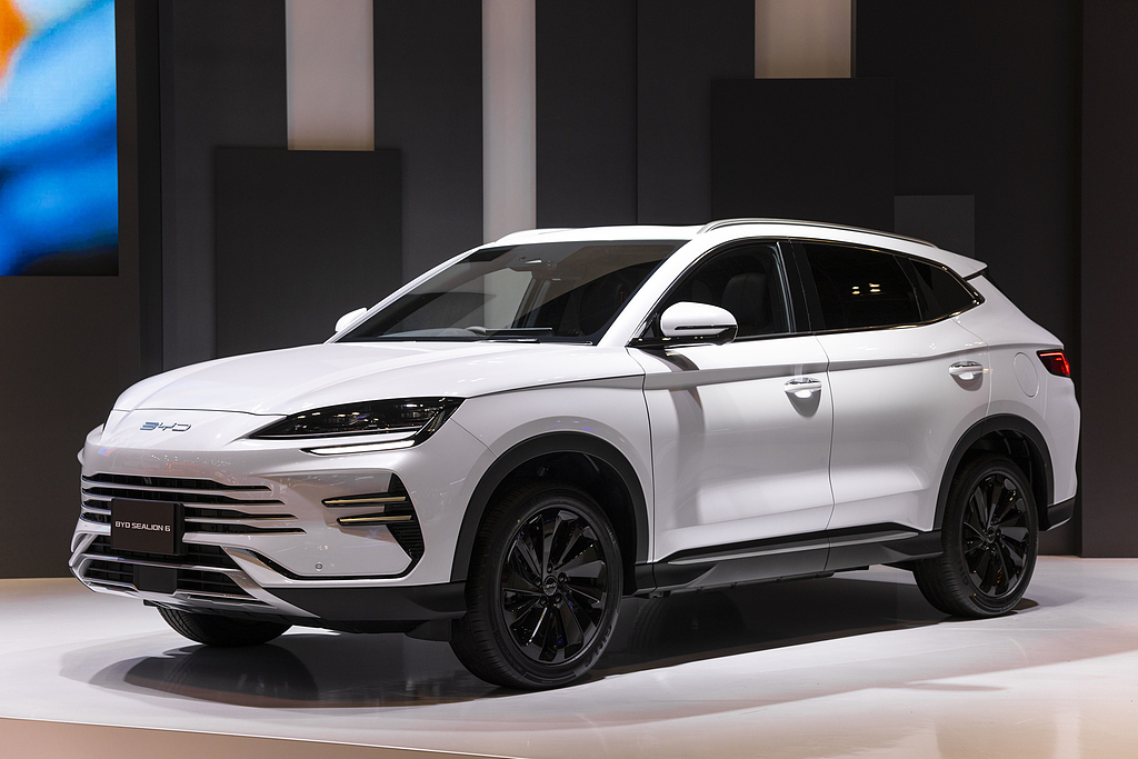 去年10月，日本东京，2025日本移动出行展上展出的比亚迪汽车。（视觉中国）