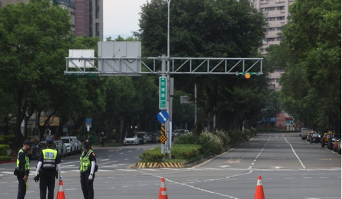 台北市信义区街道净空，警察引导人员离车疏散。（图片来源：台湾“中央社”）