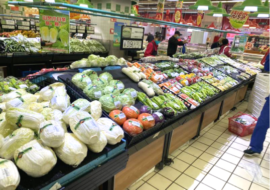 目前北京大润发超市内民生物资供应充足,工作人员随时补货上新