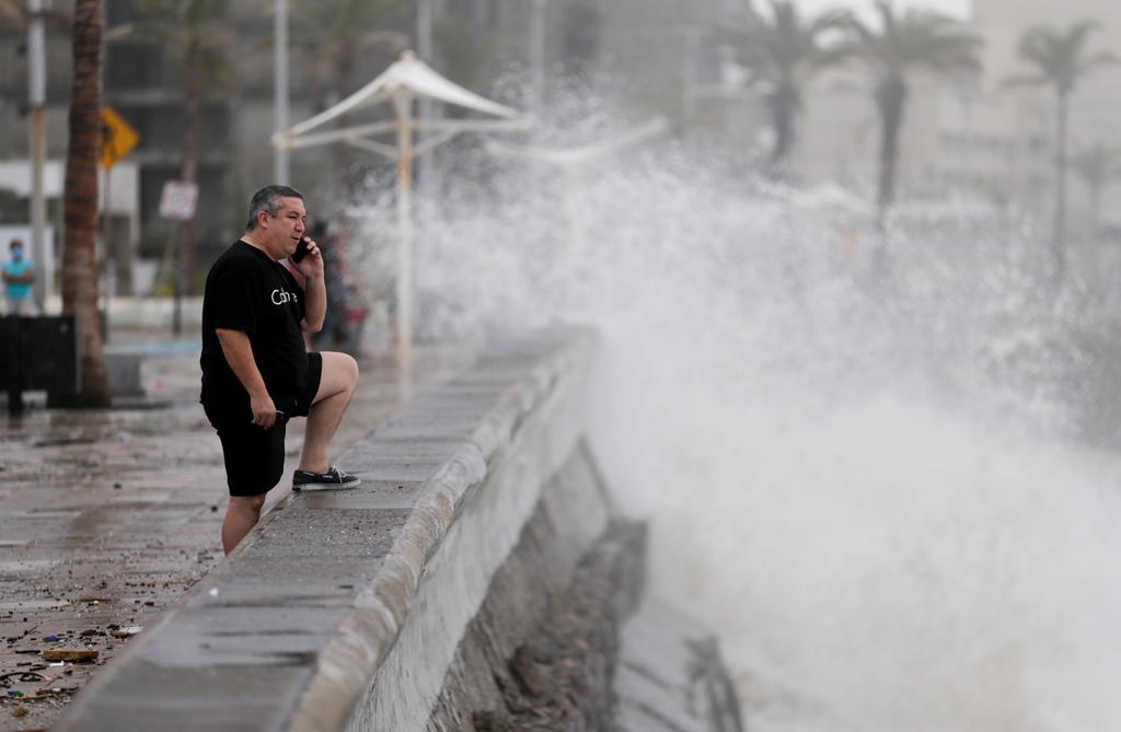 飓风帕米拉袭击墨西哥 掀起狂风暴雨