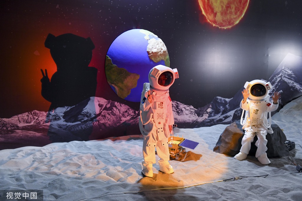 太空漫步航天科技艺术展长沙站开幕观众着宇航服参观