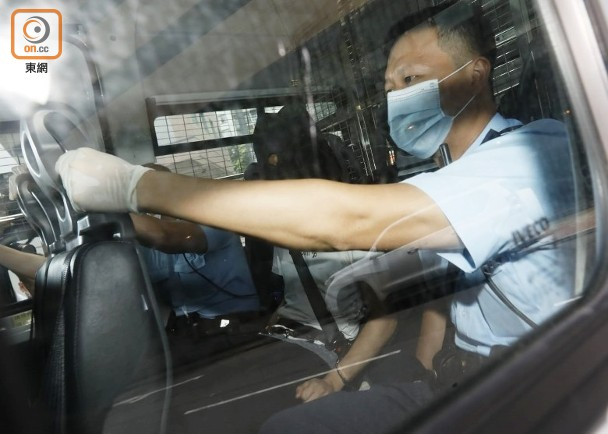 被告被押往法院（图片来源：香港“东网”）