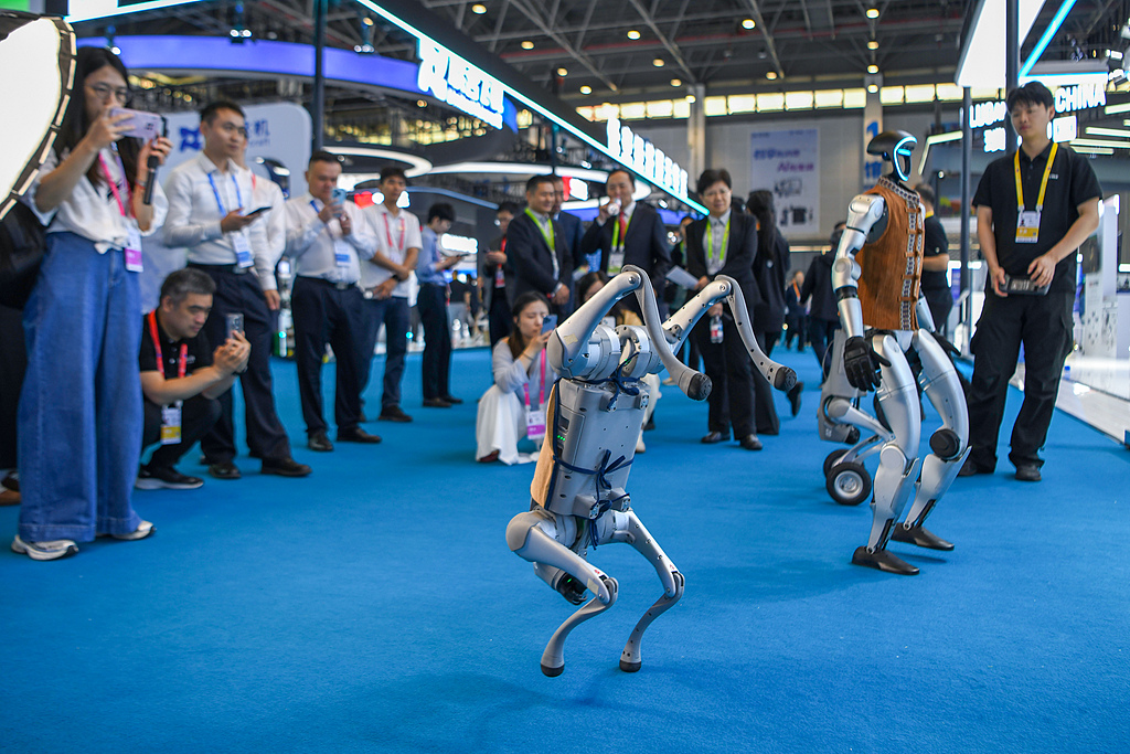4月14日，在海南国际会展中心第五届消博会上，宇树科技的机器人吸引参展客商与其互动。（视觉中国）