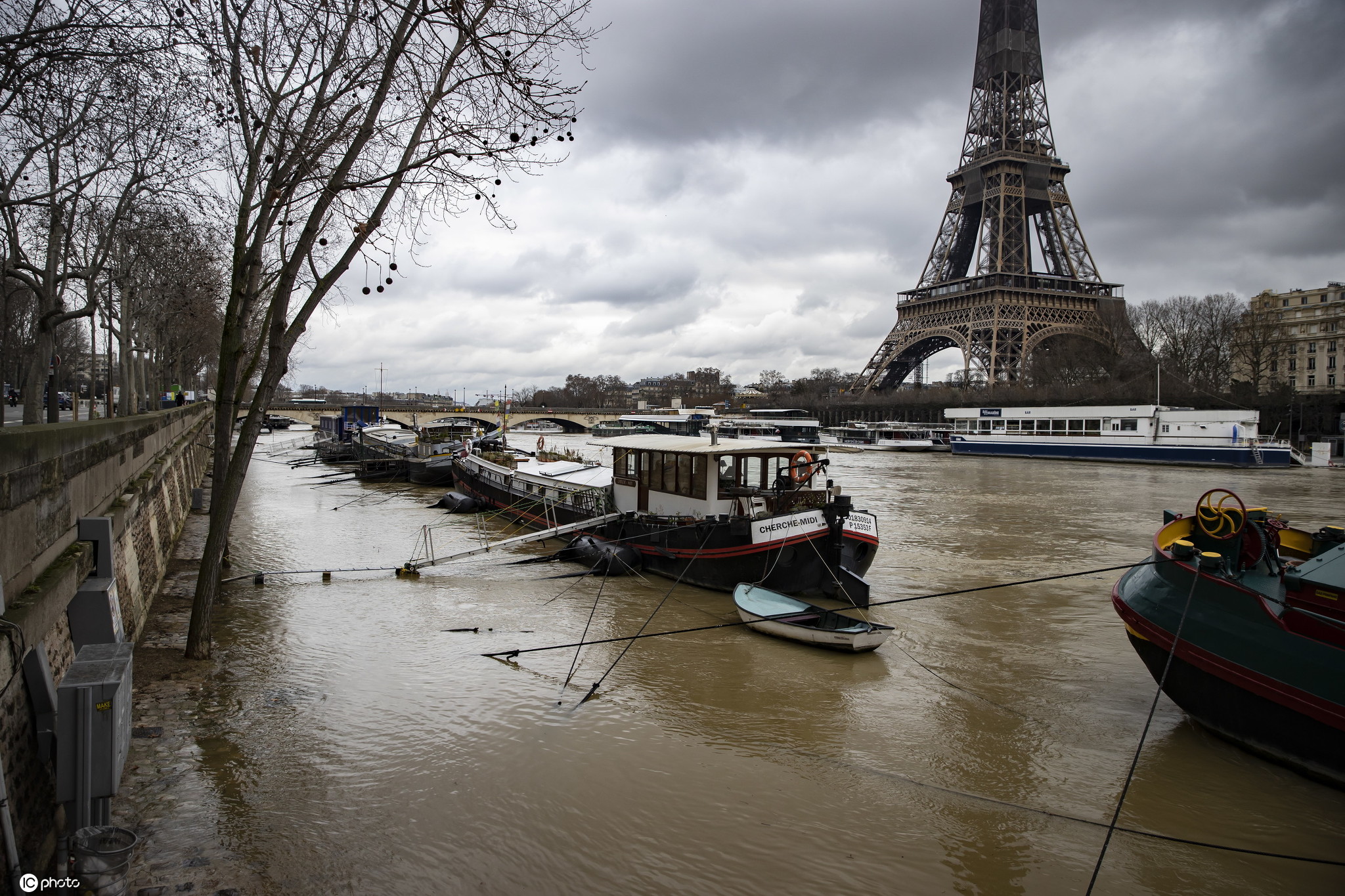 法国塞纳河因暴雨导致水位暴涨 沿岸遭水淹