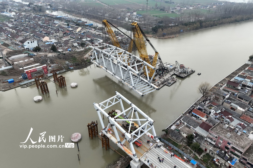 江苏扬州宝应运河大桥建设正酣