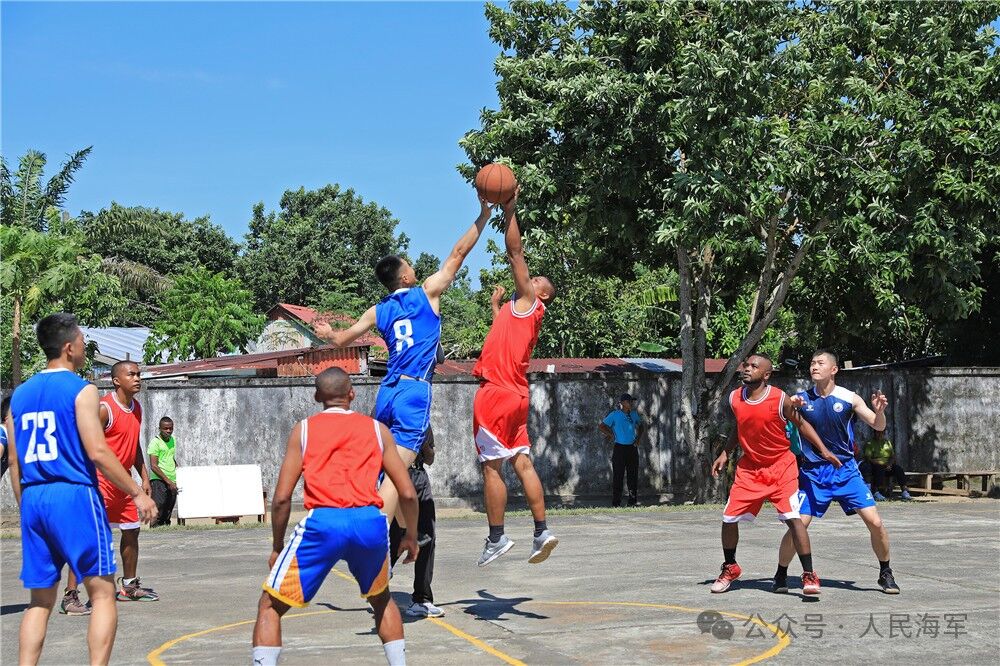 ▲编队官兵与马达加斯加官兵进行篮球友谊赛。王远方 摄