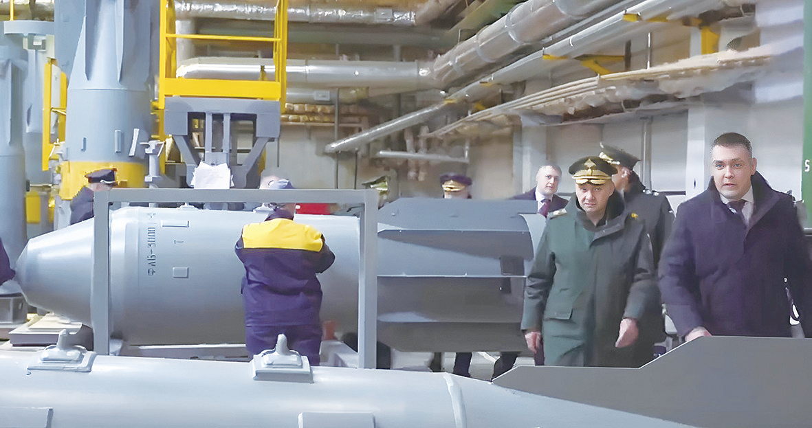绍伊古视察兵工厂的画面。工人正在调试的就是FAB-3000炸弹。