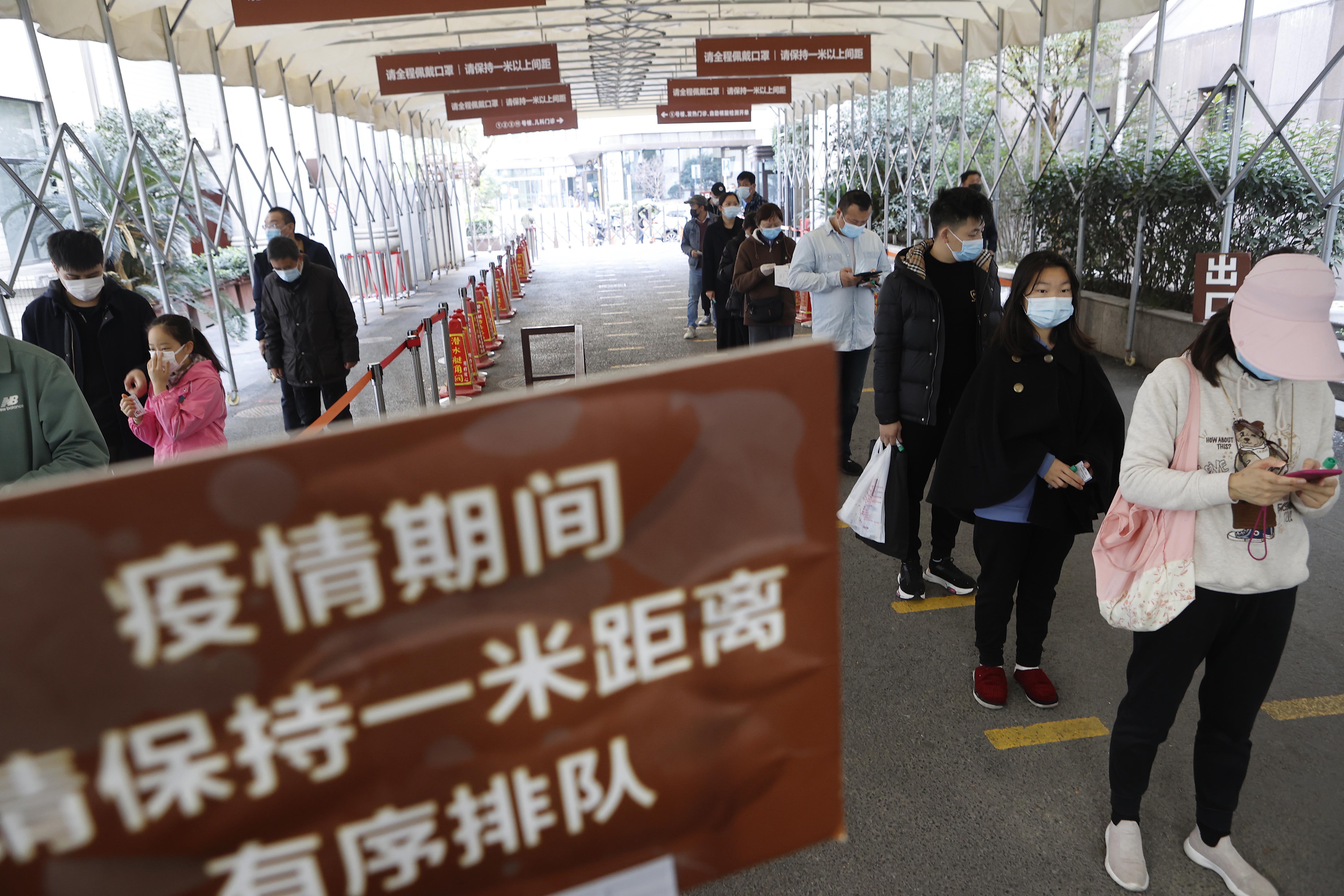 2021年11月28日，民众在上海市第一人民医院有序等待进行核酸检测采样。图源：澎湃影像