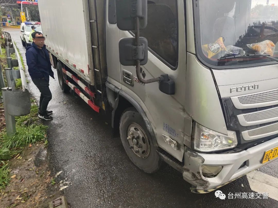 出租车雨天高速打滑失控 撞上货车猛转圈 车主：万幸自己车速不快 5222