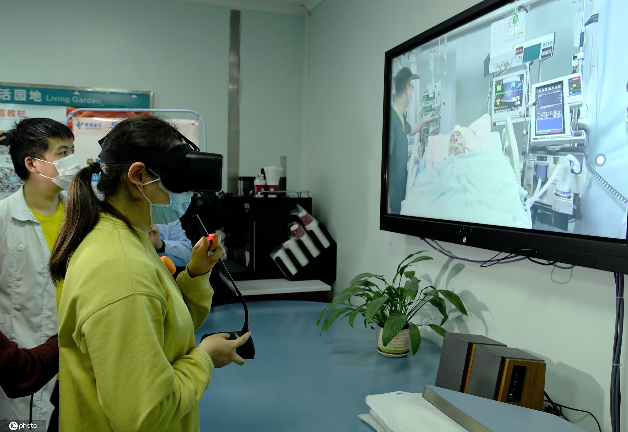 四川首个5G+医疗机器人+VR远程探视系统投用