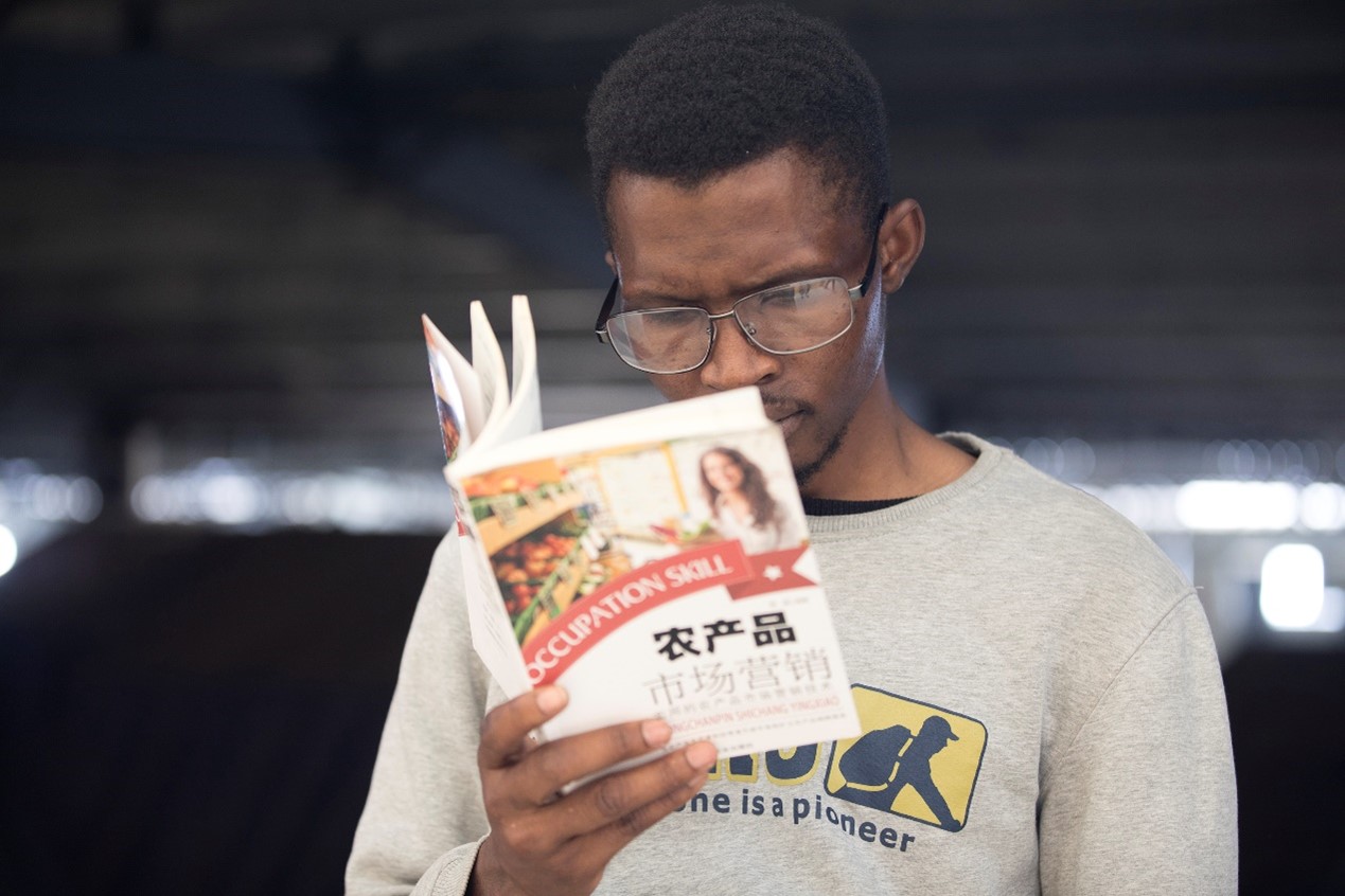 古力士在新平“上课”