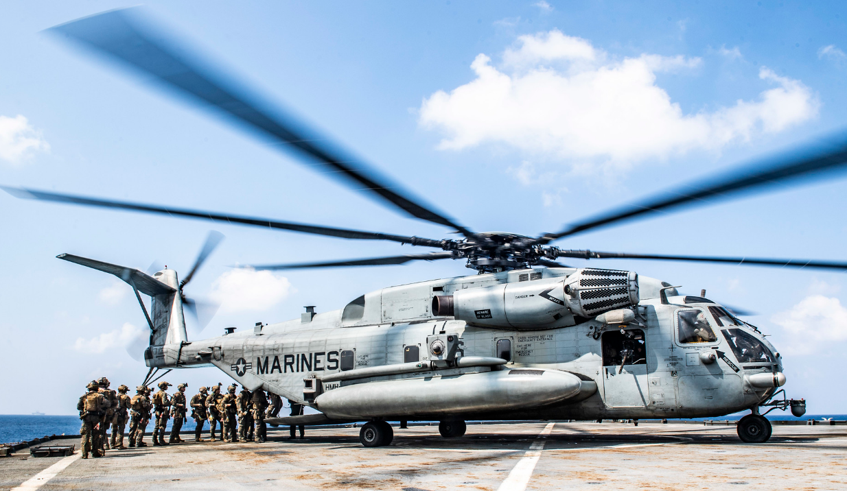 美国海军陆战队队员在“日耳曼城”号上搭乘CH-53E直升机出发