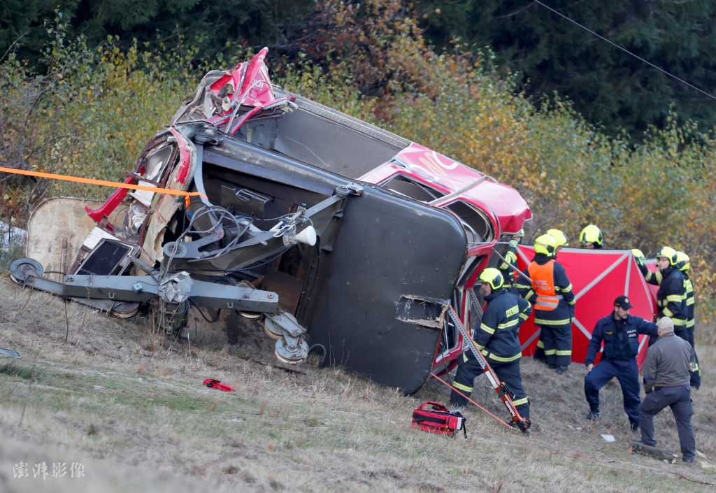 捷克北部山区一辆缆车下行过程中发生事故,一节轿厢突然脱轨坠落,缆车