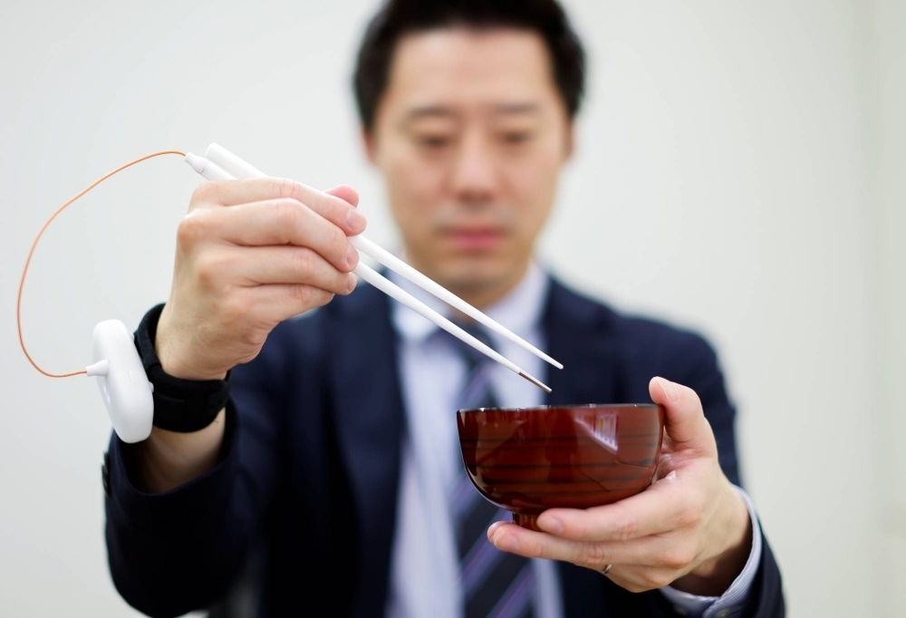 “可以改变味道的通电筷子”资料图 图源：《日本时报》
