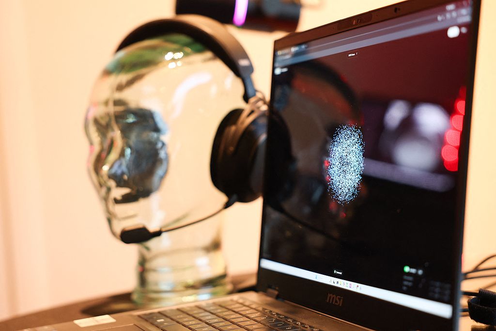 1月7日，美国CES展上展出的一款脑机接口耳机。（视觉中国）