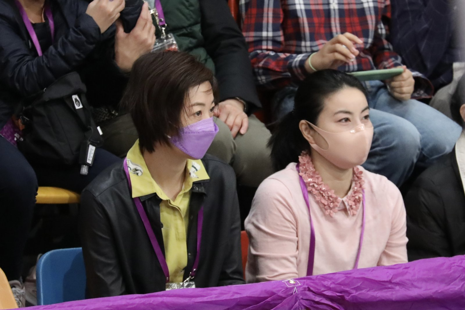 郭晶晶（右）、张怡宁在观众席观赛
