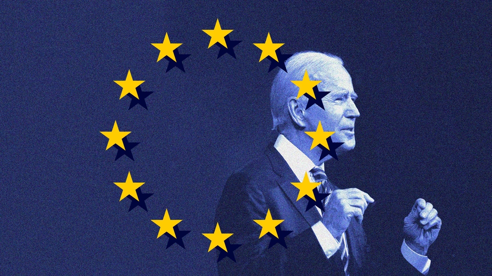 美国总统拜登与欧盟旗帜 资料图 
