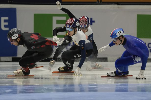 在荷兰鹿特丹进行的2024年国际滑联短道速滑世锦赛混合团体接力1000米决赛中,黄大宪(左二)推开朴智元(左三)占据了领先位置,导致朴智元失去平衡摔倒 图源:韩媒