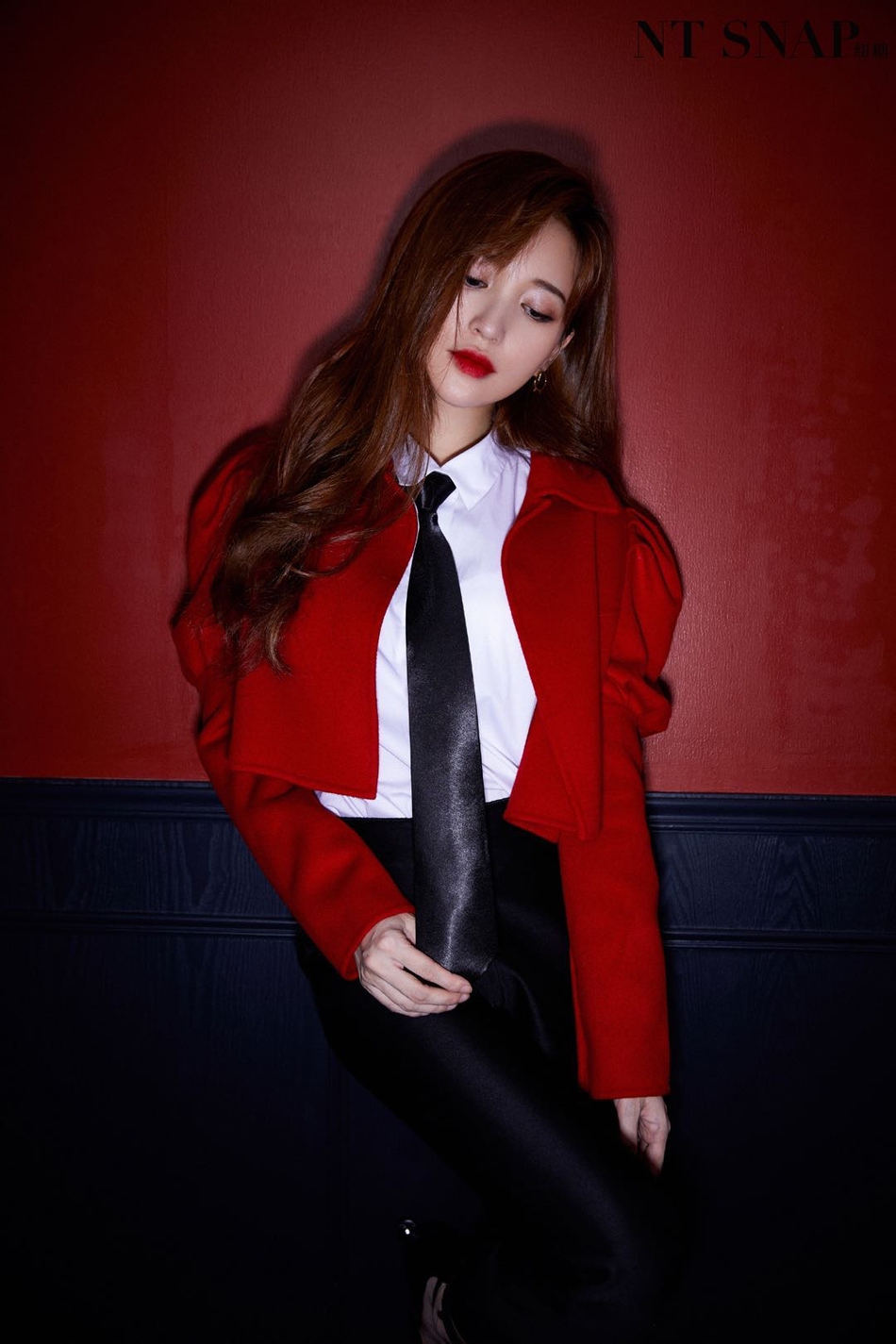 金莎穿红色西装配领带酷帅满分02眼神魅惑一改往日甜美风