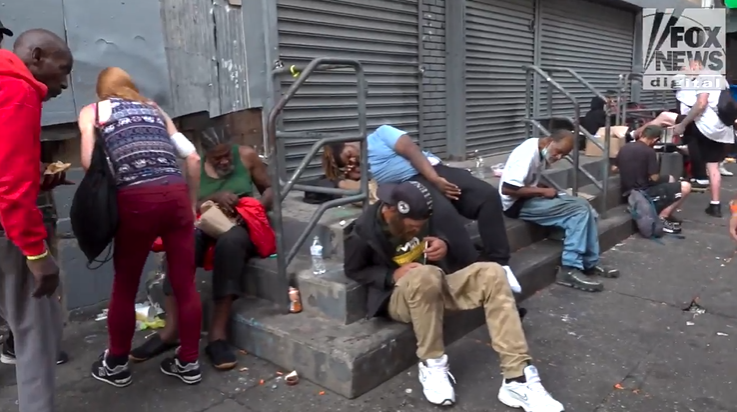 据美国福克斯新闻网9日报道,美国费城肯辛顿大街正在蔓延着"毒品流行