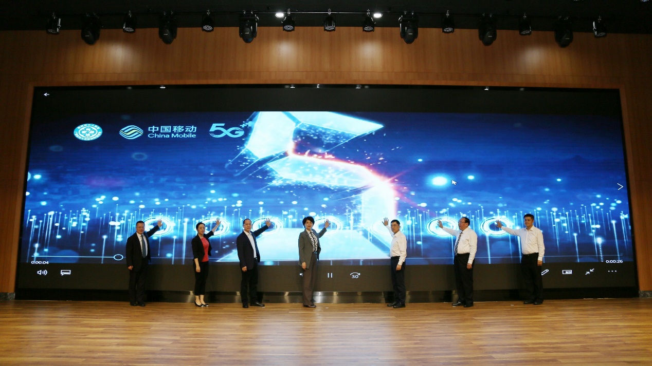 与会领导共同启动5g 智慧医院3.0  刘敏/摄