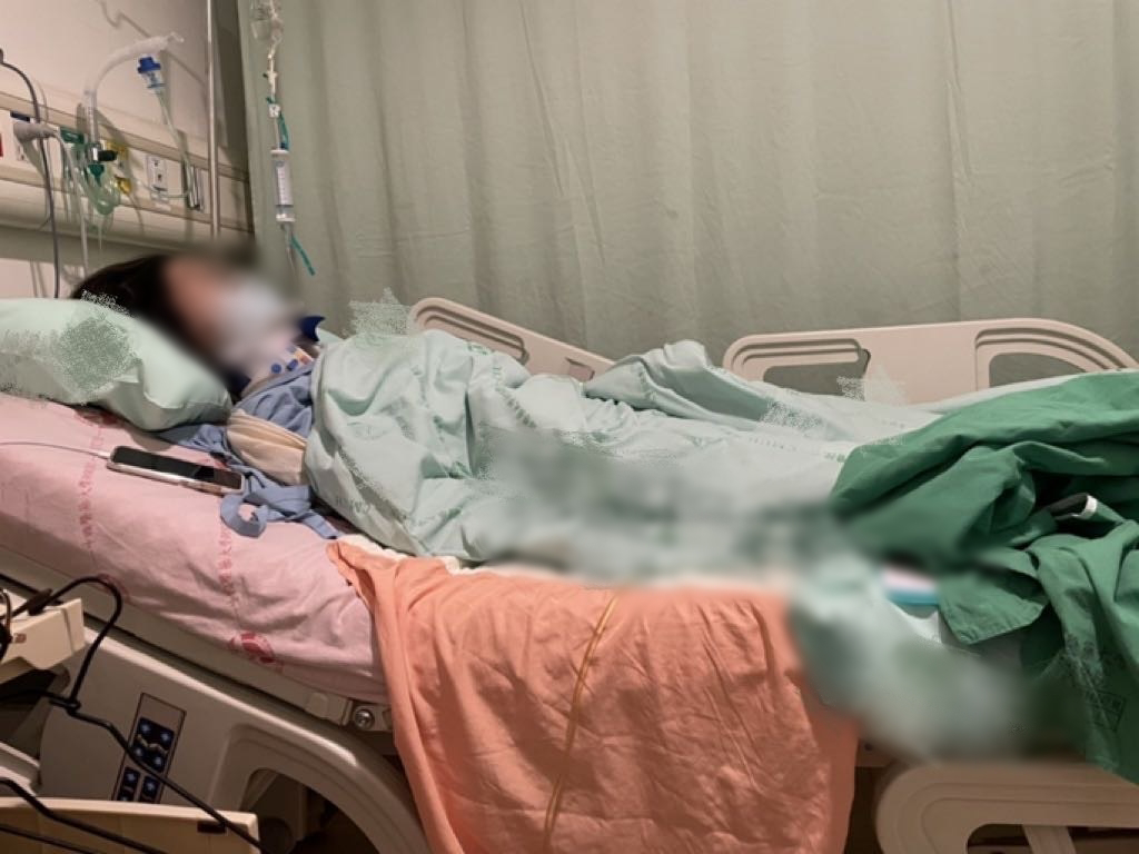 台军一名女兵遭男友冲撞、碾压，图为该女兵在医院治疗中。(中时新闻网资料图)