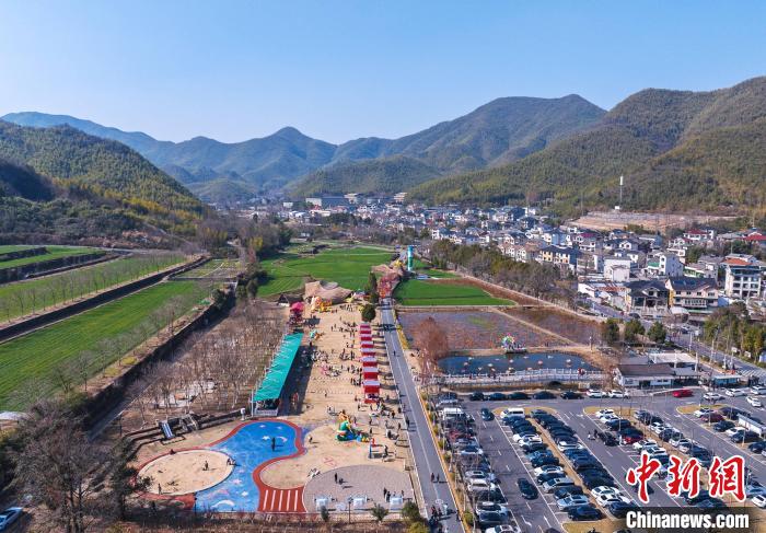 福暖中国丨浙江安吉为青年点亮龙灯 中外游客体验中国乡村年