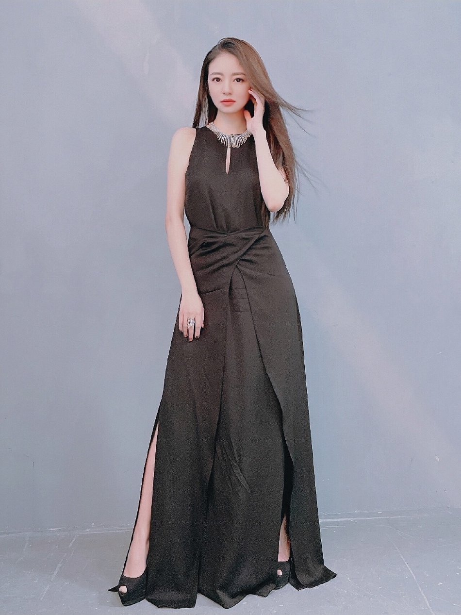 安以轩长发飘飘温婉知性 一袭开叉连衣裙气场十足