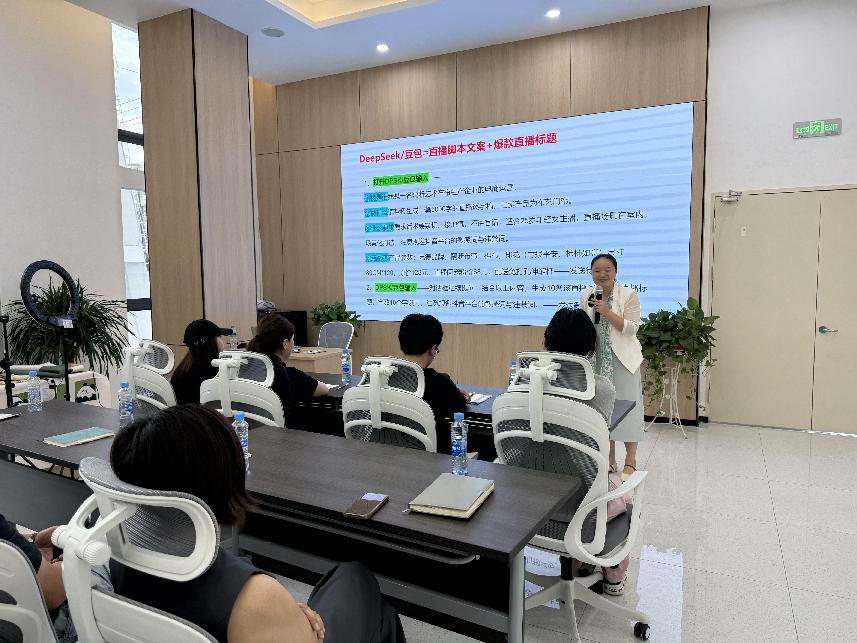 在体泉村电商创业园，老师在为布艺厂员工上课。周欢摄