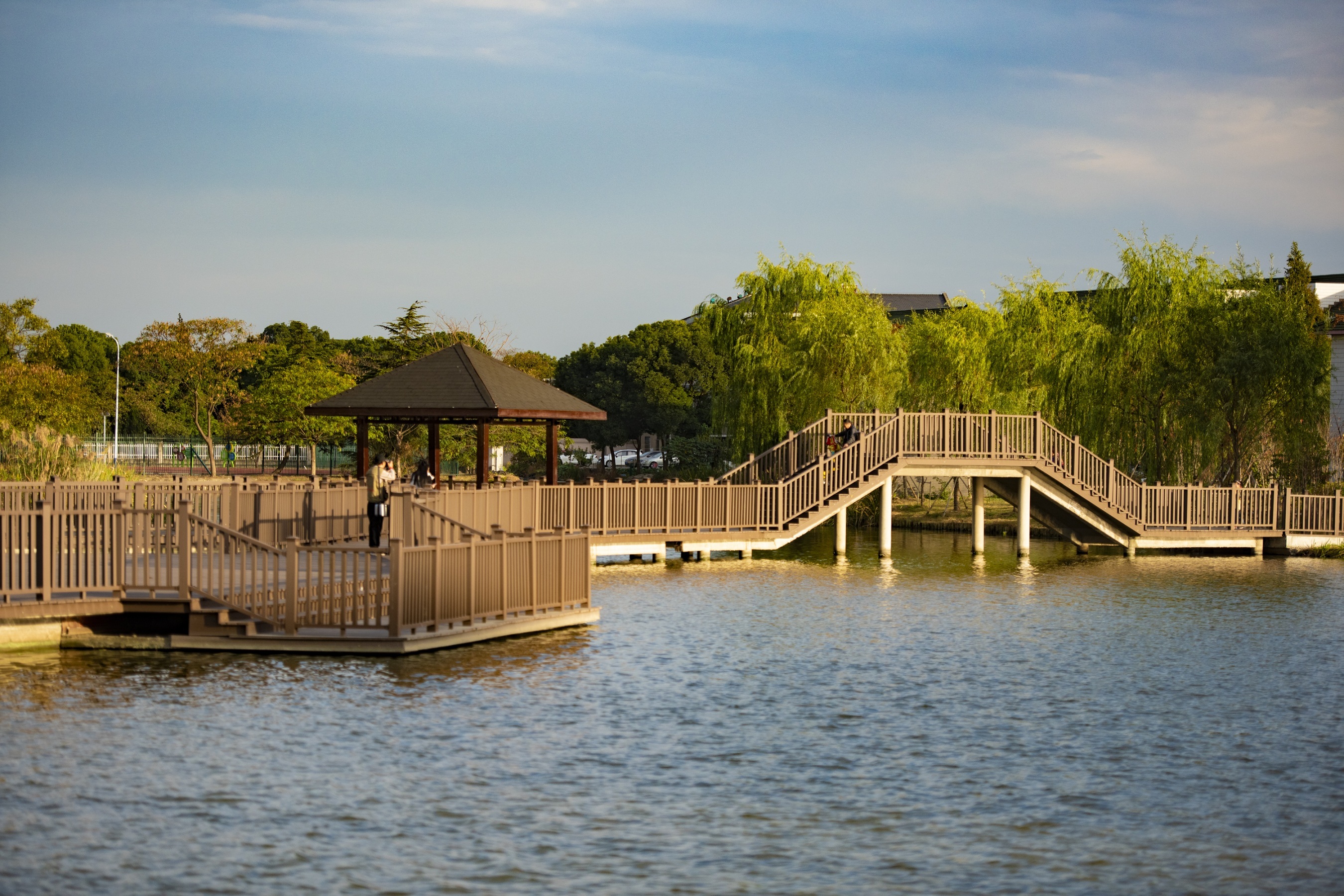 游径卧波，起伏蜿蜒，漫步水上，怡然自得