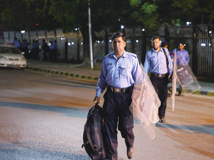 4月9日晚，巴基斯坦警察在国民议会外警戒。