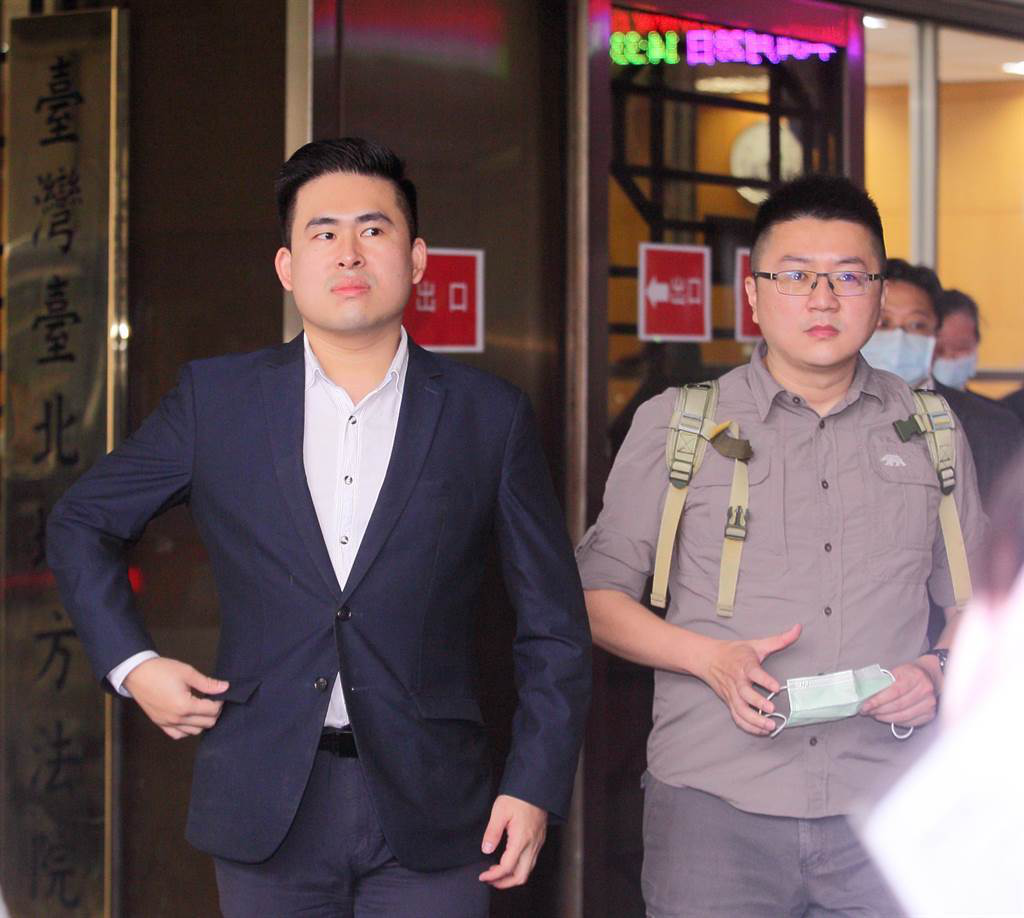 王炳忠（左）、林明正（右）被判無罪後走出法院。 圖自台灣中時新聞網