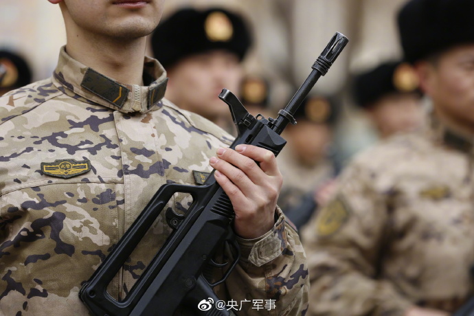 新兵授枪仪式感太强了