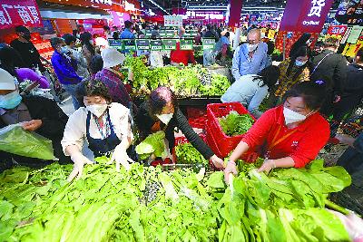  5月12日，北京家乐福双井店内，蔬菜瓜果品类丰富，工作人员在不断上新补货