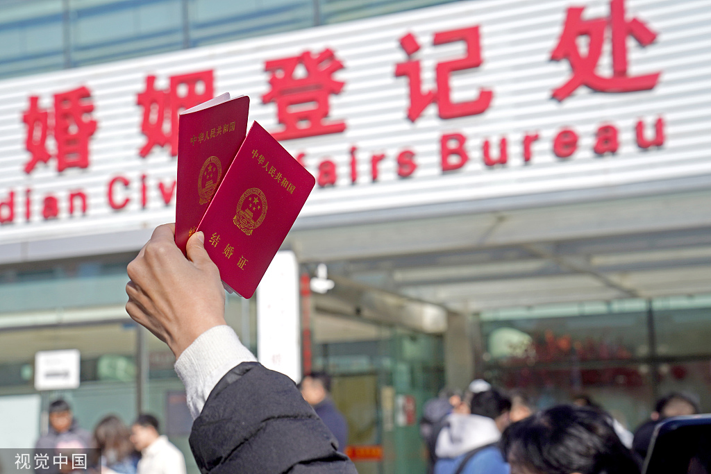 20220222迎来结婚登记潮婚姻登记处新人排长队领证